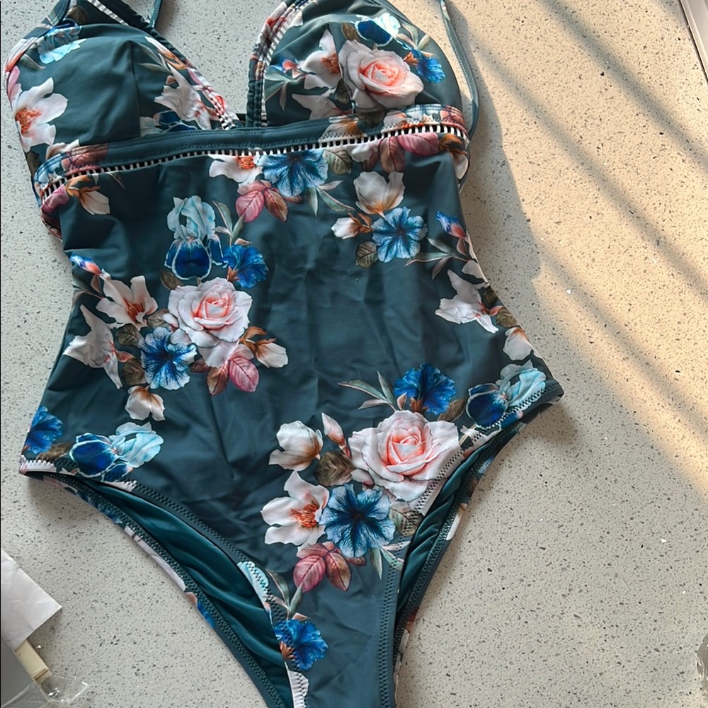 Cupshe Blue and Pink One Piece Swimsuit with Floral Print